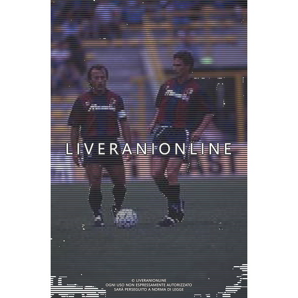 RETROSPETTIVA VILLA MATTEO CALCIATORE NELLA FOTO VILLA MATTEO CON LA MAGLIA DEL BOLOGNA CALCIO CON ROBERTO TRICELLA AG ALDO LIVERANI SAS