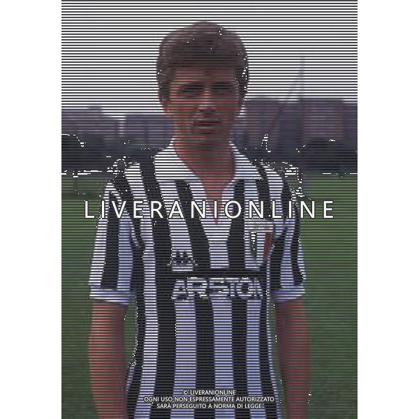 RETROSPETTIVA BENIAMINO VIGNOLA CALCIATORE NELLA FOTO BENIAMINO VIGNOLA CON LA MAGLIA DELLA JUVENTUS AG ALDO LIVERANI SAS