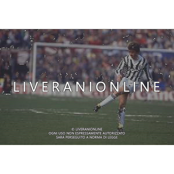 RETROSPETTIVA BENIAMINO VIGNOLA CALCIATORE NELLA FOTO BENIAMINO VIGNOLA CON LA MAGLIA DELLA JUVENTUS AG ALDO LIVERANI SAS