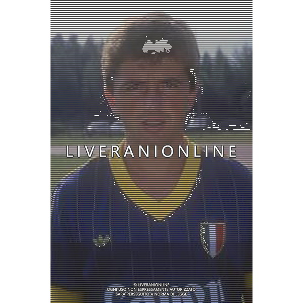 RETROSPETTIVA BENIAMINO VIGNOLA CALCIATORE NELLA FOTO BENIAMINO VIGNOLA CON LA MAGLIA DEL VERONA CALCIO AG ALDO LIVERANI SAS