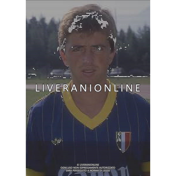 RETROSPETTIVA BENIAMINO VIGNOLA CALCIATORE NELLA FOTO BENIAMINO VIGNOLA CON LA MAGLIA DEL VERONA CALCIO AG ALDO LIVERANI SAS