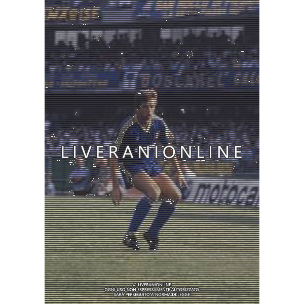 RETROSPETTIVA BENIAMINO VIGNOLA CALCIATORE NELLA FOTO BENIAMINO VIGNOLA CON LA MAGLIA DEL VERONA CALCIO AG ALDO LIVERANI SAS