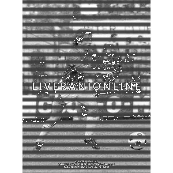 RETROSPETTIVA BENIAMINO VIGNOLA CALCIATORE NELLA FOTO BENIAMINO VIGNOLA CON LA MAGLIA DELL\'AVELLINO CALCIO AG ALDO LIVERANI SAS