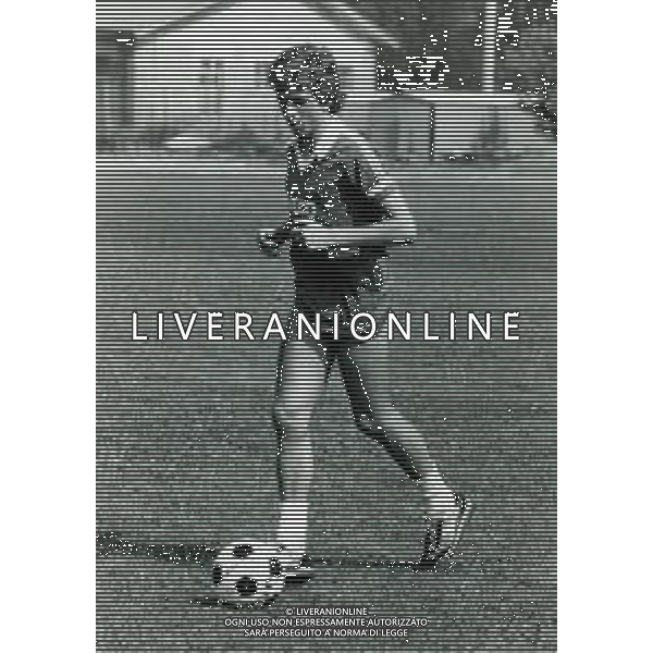 RETROSPETTIVA BENIAMINO VIGNOLA CALCIATORE NELLA FOTO BENIAMINO VIGNOLA CON LA MAGLIA DELL\'AVELLINO CALCIO AG ALDO LIVERANI SAS