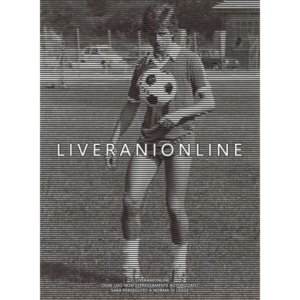 RETROSPETTIVA BENIAMINO VIGNOLA CALCIATORE NELLA FOTO BENIAMINO VIGNOLA CON LA MAGLIA DELL\'AVELLINO CALCIO AG ALDO LIVERANI SAS