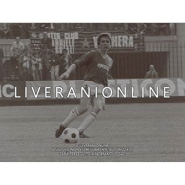 RETROSPETTIVA BENIAMINO VIGNOLA CALCIATORE NELLA FOTO BENIAMINO VIGNOLA CON LA MAGLIA DELL\'AVELLINO CALCIO AG ALDO LIVERANI SAS