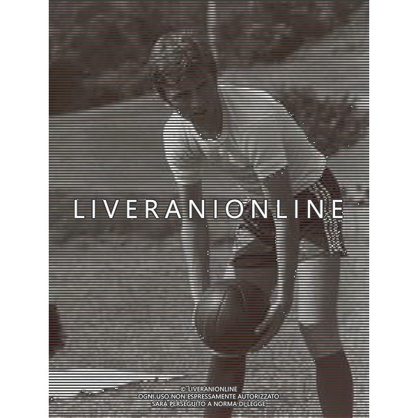 RETROSPETTIVA BENIAMINO VIGNOLA CALCIATORE NELLA FOTO BENIAMINO VIGNOLA CON LA MAGLIA DELL\'AVELLINO CALCIO AG ALDO LIVERANI SAS