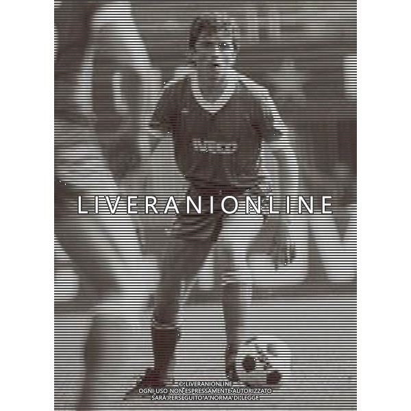 RETROSPETTIVA BENIAMINO VIGNOLA CALCIATORE NELLA FOTO BENIAMINO VIGNOLA CON LA MAGLIA DELL\'AVELLINO CALCIO AG ALDO LIVERANI SAS