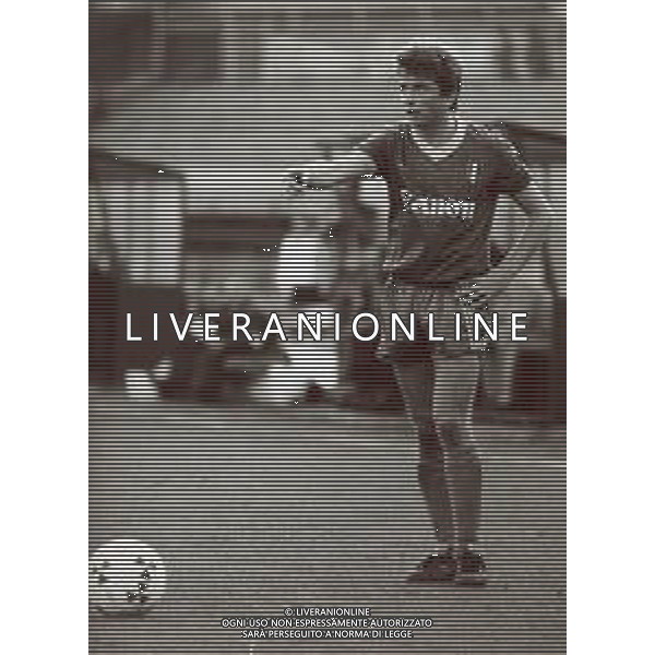 RETROSPETTIVA BENIAMINO VIGNOLA CALCIATORE NELLA FOTO BENIAMINO VIGNOLA CON LA MAGLIA DEL VERONA CALCIO AG ALDO LIVERANI SAS