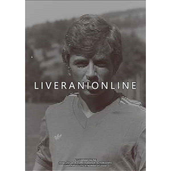 RETROSPETTIVA BENIAMINO VIGNOLA CALCIATORE NELLA FOTO BENIAMINO VIGNOLA CON LA MAGLIA DELL\'AVELLINO CALCIO AG ALDO LIVERANI SAS