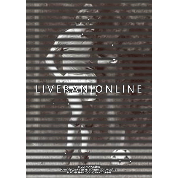 RETROSPETTIVA BENIAMINO VIGNOLA CALCIATORE NELLA FOTO BENIAMINO VIGNOLA CON LA MAGLIA DELL\'AVELLINO CALCIO AG ALDO LIVERANI SAS