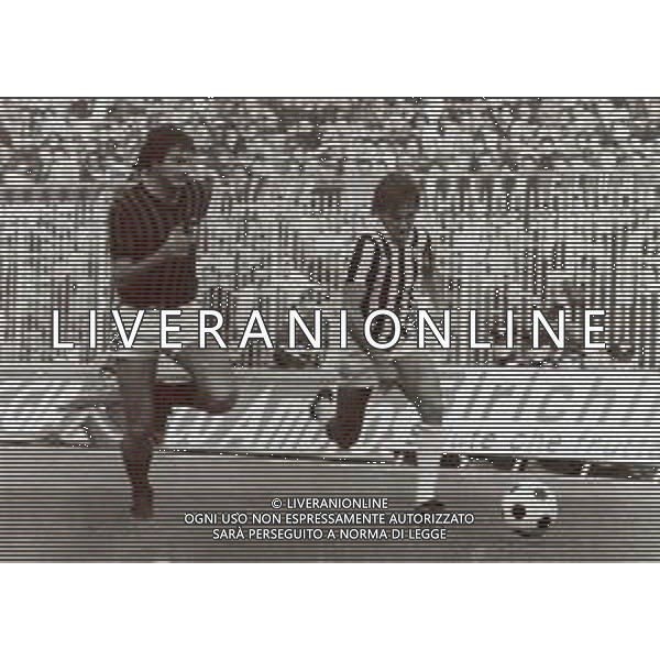 RETROSPETTIVA MAURIZIO IORIO CALCIATORE NELLA FOTO MAURIZIO IORIO CON LA MAGLIA DELL\'ASCOLI CALCIO AG ALDO LIVERANI SAS
