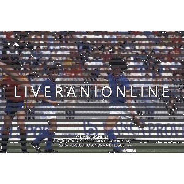 RETROSPETTIVA VALIGI CLAUDIO CALCIATORE NELLA FOTO CLAUDIO VALIGI CON LA MAGLIA DELLA NAZIONALE ITALIANA AG ALDO LIVERANI SAS
