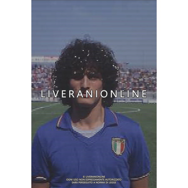RETROSPETTIVA VALIGI CLAUDIO CALCIATORE NELLA FOTO CLAUDIO VALIGI CON LA MAGLIA DELLA NAZIONALE ITALIANA AG ALDO LIVERANI SAS