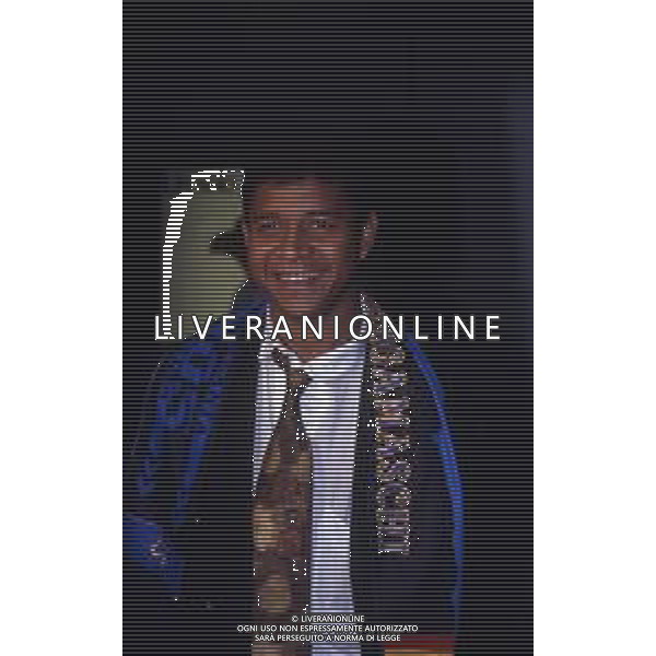 RETROSPETTIVA VALENCIANO IVAN CALCIATORE NELLA FOTO IVAN VALENCIANO NUOVO ACQUISTO DELL\'ATALANTA CALCIO AL SUO ARRIVO IN AEROPORTO A LINATE AG ALDO LIVERANI SAS