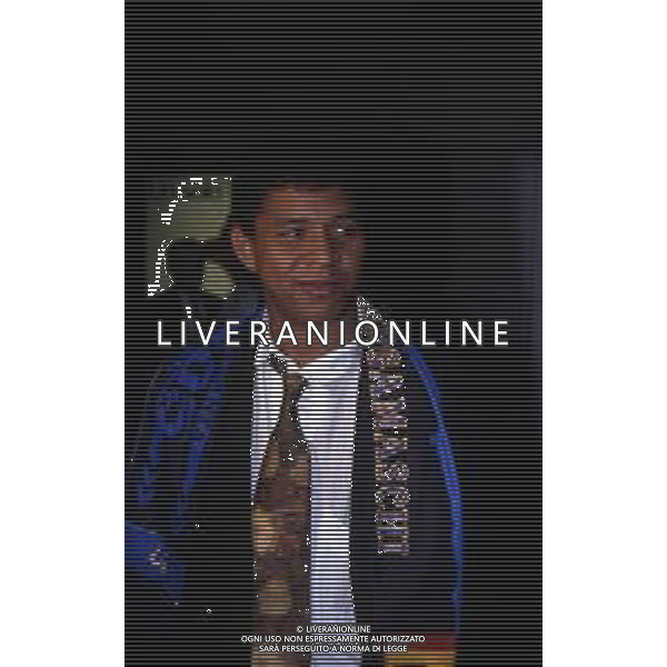 RETROSPETTIVA VALENCIANO IVAN CALCIATORE NELLA FOTO IVAN VALENCIANO NUOVO ACQUISTO DELL\'ATALANTA CALCIO AL SUO ARRIVO IN AEROPORTO A LINATE AG ALDO LIVERANI SAS