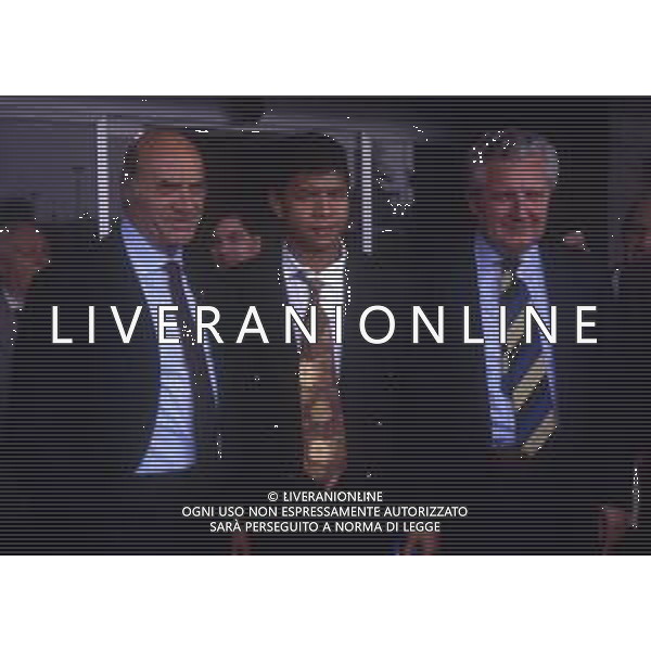 RETROSPETTIVA VALENCIANO IVAN CALCIATORE NELLA FOTO IVAN VALENCIANO NUOVO ACQUISTO DELL\'ATALANTA CALCIO AL SUO ARRIVO IN AEROPORTO A LINATE CON FRANCO PREVITALE E GIORGIO VITALI AG ALDO LIVERANI SAS