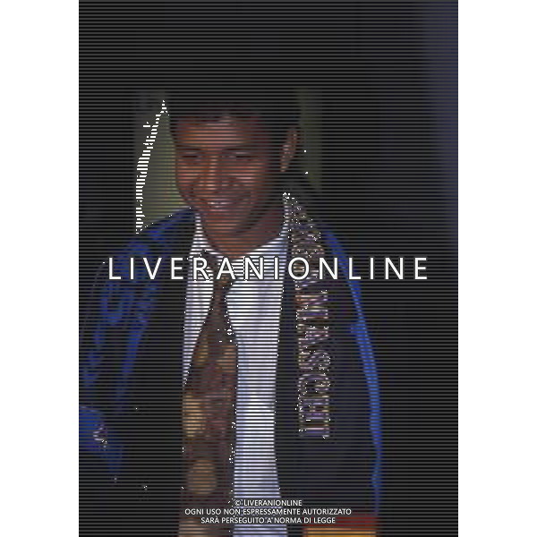 RETROSPETTIVA VALENCIANO IVAN CALCIATORE NELLA FOTO IVAN VALENCIANO NUOVO ACQUISTO DELL\'ATALANTA CALCIO AL SUO ARRIVO IN AEROPORTO A LINATE AG ALDO LIVERANI SAS