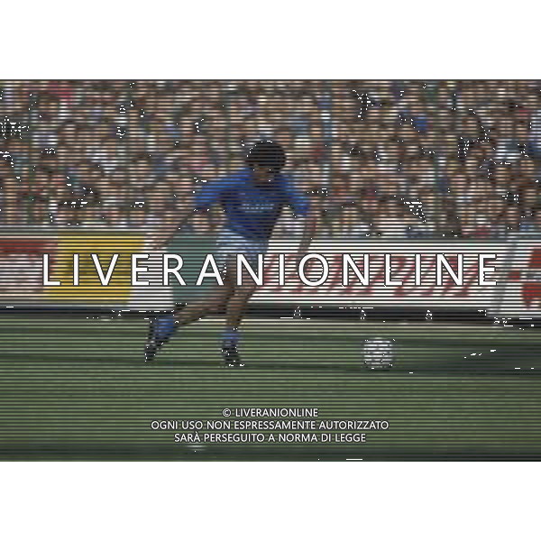 RETROSPETTIVA GIOVANNI FRANCINI CALCIATORE NELLA FOTO GIOVANNI FRANCINI CON LA MAGLIA DEL NAPOLI CALCIO AG ALDO LIVERANI SAS