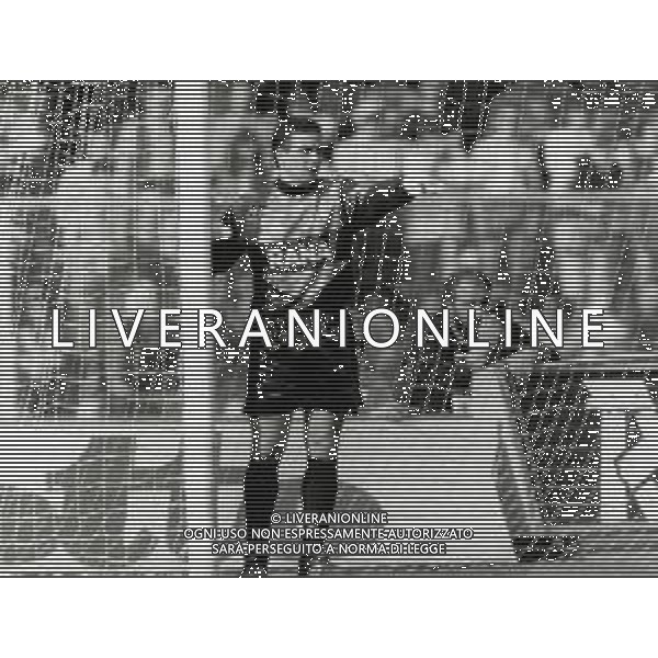RETROSPETTIVA ATTILIO GREGORI CALCIATORE NELLA FOTO ATTILIO GREGORI CON LA MAGLIA DEL VERONA CALCIO AG ALDO LIVERANI SAS