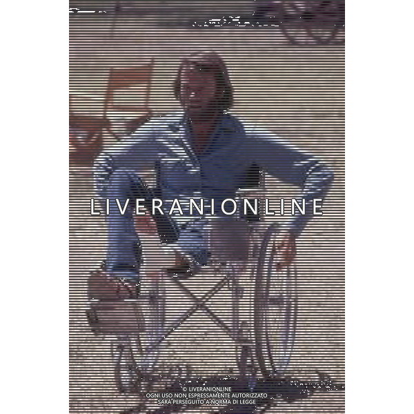 PETER Henry FONDA, attore, regista e sceneggiatore statunitense - RETROSPETTIVA Nella foto durante le riprese del film \' Il ritorno di Harry Collings \' nel 1971 diretto da Peter Fonda ©ARCHIVIO / AGENZIA ALDO LIVERANI SAS