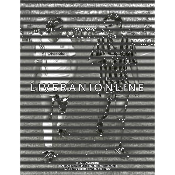 RETROSPETTIVA TREVOR FRANCIS CALCIATORE NELLA FOTO TREVOR FRANCIS CON LA MAGLIA DELLA SAMPDORIA CALCIO CON HANS MULLER AG ALDO LIVERANI SAS