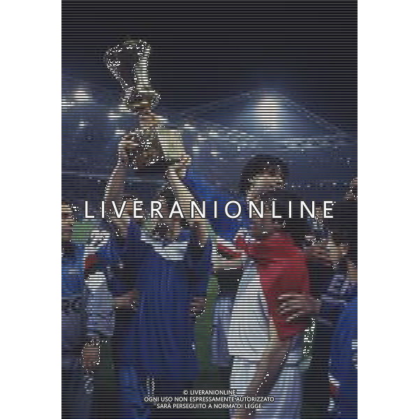 RETROSPETTIVA GIOVANNI INVERNIZZI CALCIATORE NELLA FOTO GIOVANNI INVERNIZZI CON LA MAGLIA DELLA SAMPDORIA CALCIO CON RUUD GULLIT E ALBERICO EVANI CON LA COPPA ITALIA AG ALDO LIVERANI SAS