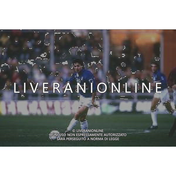RETROSPETTIVA GIOVANNI INVERNIZZI CALCIATORE NELLA FOTO GIOVANNI INVERNIZZI CON LA MAGLIA DELLA SAMPDORIA CALCIO AG ALDO LIVERANI SAS