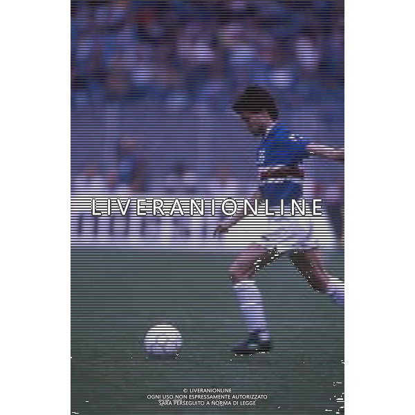 RETROSPETTIVA GIOVANNI INVERNIZZI CALCIATORE NELLA FOTO GIOVANNI INVERNIZZI CON LA MAGLIA DELLA SAMPDORIA CALCIO AG ALDO LIVERANI SAS