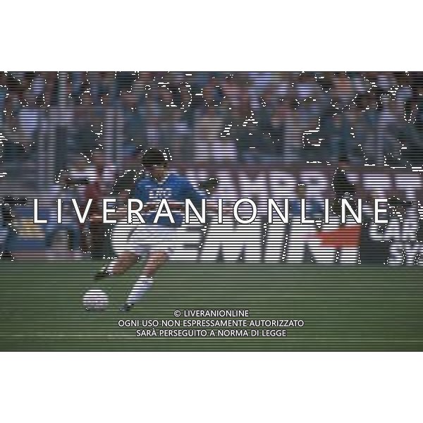 RETROSPETTIVA GIOVANNI INVERNIZZI CALCIATORE NELLA FOTO GIOVANNI INVERNIZZI CON LA MAGLIA DELLA SAMPDORIA CALCIO AG ALDO LIVERANI SAS