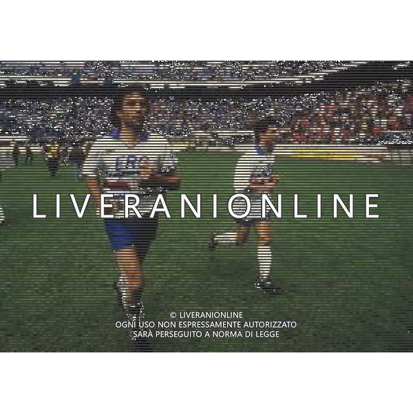 RETROSPETTIVA GIOVANNI INVERNIZZI CALCIATORE NELLA FOTO GIOVANNI INVERNIZZI CON LA MAGLIA DELLA SAMPDORIA CALCIO AG ALDO LIVERANI SAS