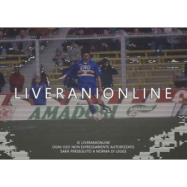 RETROSPETTIVA GIOVANNI INVERNIZZI CALCIATORE NELLA FOTO GIOVANNI INVERNIZZI CON LA MAGLIA DELLA SAMPDORIA CALCIO AG ALDO LIVERANI SAS