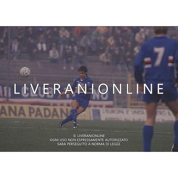 RETROSPETTIVA GIOVANNI INVERNIZZI CALCIATORE NELLA FOTO GIOVANNI INVERNIZZI CON LA MAGLIA DELLA SAMPDORIA CALCIO AG ALDO LIVERANI SAS