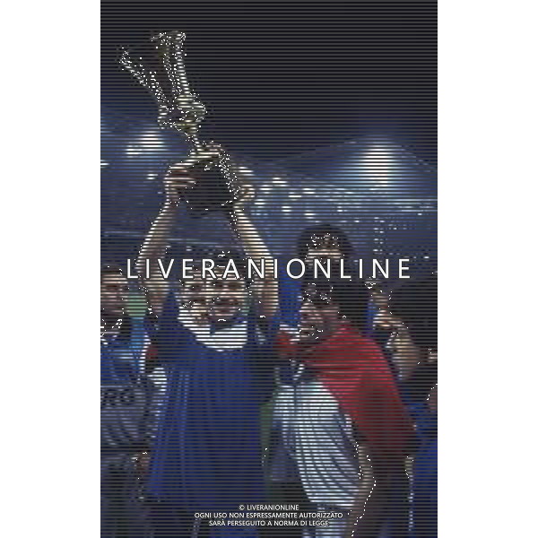 RETROSPETTIVA GIOVANNI INVERNIZZI CALCIATORE NELLA FOTO GIOVANNI INVERNIZZI CON LA MAGLIA DELLA SAMPDORIA CALCIO CON LA COPPA ITALIA AG ALDO LIVERANI SAS
