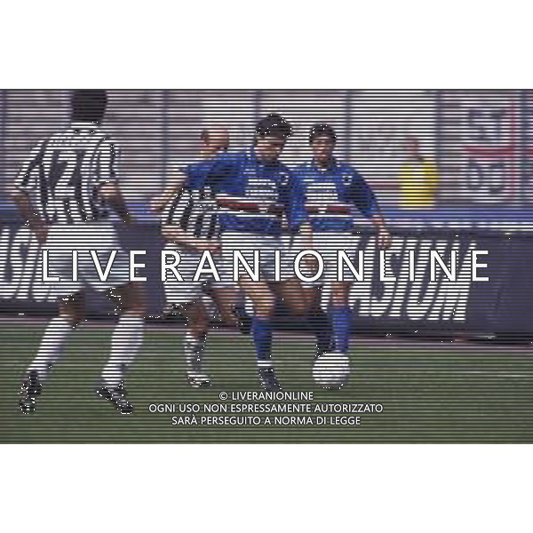 RETROSPETTIVA GIOVANNI INVERNIZZI CALCIATORE NELLA FOTO GIOVANNI INVERNIZZI CON LA MAGLIA DELLA SAMPDORIA CALCIO AG ALDO LIVERANI SAS