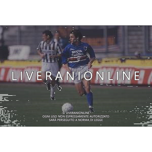 RETROSPETTIVA GIOVANNI INVERNIZZI CALCIATORE NELLA FOTO GIOVANNI INVERNIZZI CON LA MAGLIA DELLA SAMPDORIA CALCIO AG ALDO LIVERANI SAS