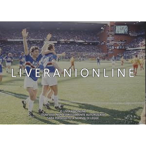RETROSPETTIVA GIOVANNI INVERNIZZI CALCIATORE NELLA FOTO GIOVANNI INVERNIZZI CON LA MAGLIA DELLA SAMPDORIA CALCIO AG ALDO LIVERANI SAS