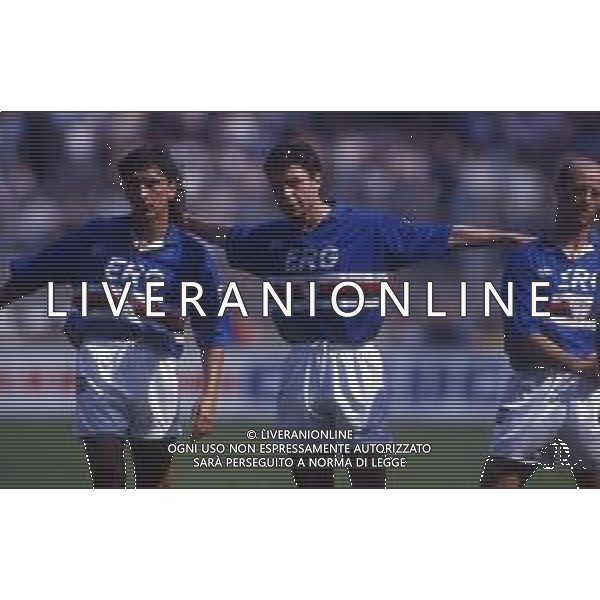 RETROSPETTIVA GIOVANNI INVERNIZZI CALCIATORE NELLA FOTO GIOVANNI INVERNIZZI CON LA MAGLIA DELLA SAMPDORIA CALCIO AG ALDO LIVERANI SAS