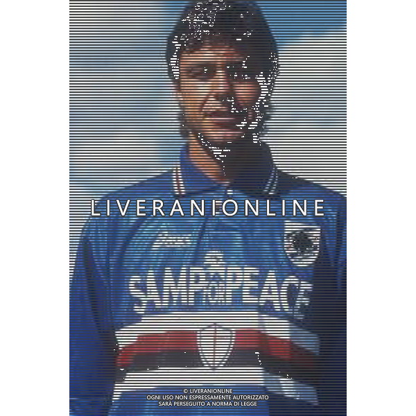 RETROSPETTIVA GIOVANNI INVERNIZZI CALCIATORE NELLA FOTO GIOVANNI INVERNIZZI CON LA MAGLIA DELLA SAMPDORIA CALCIO AG ALDO LIVERANI SAS