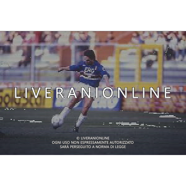 RETROSPETTIVA GIOVANNI INVERNIZZI CALCIATORE NELLA FOTO GIOVANNI INVERNIZZI CON LA MAGLIA DELLA SAMPDORIA CALCIO AG ALDO LIVERANI SAS