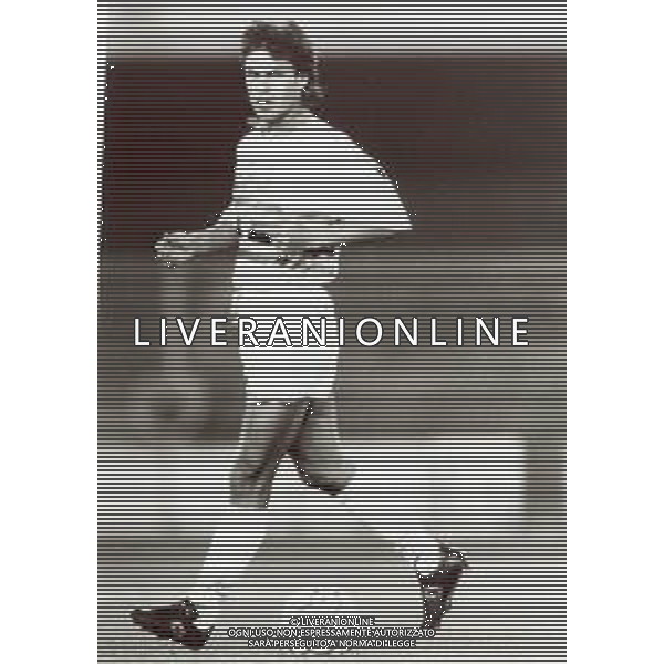 RETROSPETTIVA GIOVANNI INVERNIZZI CALCIATORE NELLA FOTO GIOVANNI INVERNIZZI CON LA MAGLIA DELLA SAMPDORIA CALCIO AG ALDO LIVERANI SAS