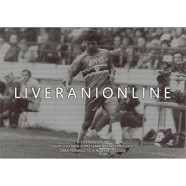 RETROSPETTIVA GIOVANNI INVERNIZZI CALCIATORE NELLA FOTO GIOVANNI INVERNIZZI CON LA MAGLIA DELLA SAMPDORIA CALCIO AG ALDO LIVERANI SAS