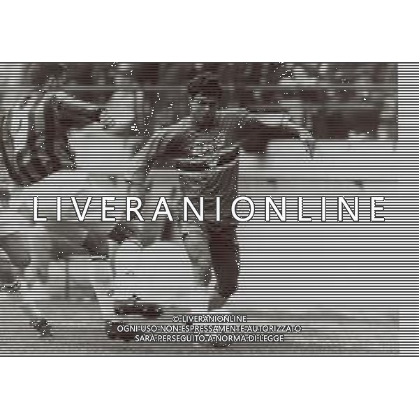 RETROSPETTIVA GIOVANNI INVERNIZZI CALCIATORE NELLA FOTO GIOVANNI INVERNIZZI CON LA MAGLIA DELLA SAMPDORIA CALCIO AG ALDO LIVERANI SAS