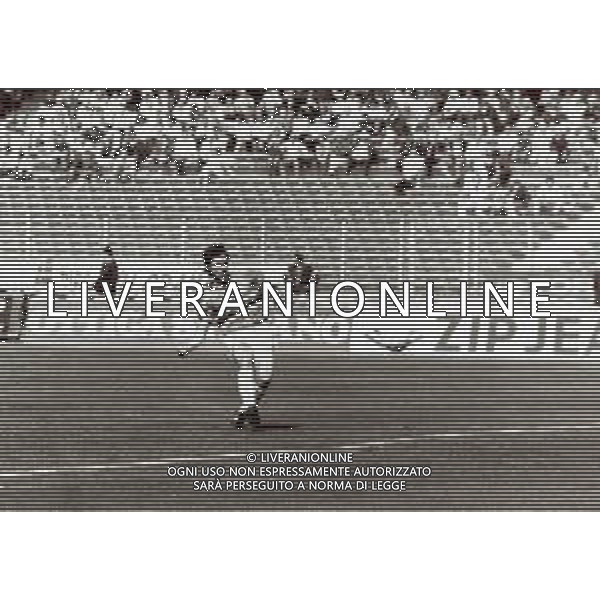 RETROSPETTIVA GIOVANNI INVERNIZZI CALCIATORE NELLA FOTO GIOVANNI INVERNIZZI CON LA MAGLIA DELLA SAMPDORIA CALCIO AG ALDO LIVERANI SAS