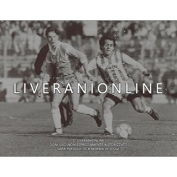 RETROSPETTIVA GIOVANNI INVERNIZZI CALCIATORE NELLA FOTO GIOVANNI INVERNIZZI CN LA MAGLIA DEL COMO CALCIO CON PASCULLI IN COMO LECCE AG ALDO LIVERANI SAS