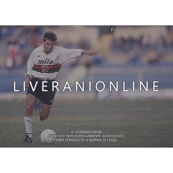 RETROSPETTIVA VALERIANO FIORIN CALCIATORE NELLA FOTO VALERIANO FIORIN CON LA MAGLIA GENOA CALCIO AG ALDO LIVERANI SAS