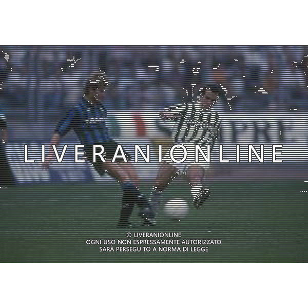RETROSPETTIVA MAURO VALENTINI CALCIATORE NELLA FOTO MAURO VALENTINI CON LA MAGLIA DELL\'ATALANTA CALCIO E PAOLO DI CANIO IN JUVENTUS ATALANTA AG ALDO LIVERANI SAS
