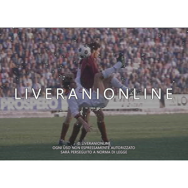 RETROSPETTIVA MAURO VALENTINI CALCIATORE NELLA FOTO MAURO VALENTINI CON LAMAGLIA DEL CAGLIARI AG ALDO LIVERANI SAS