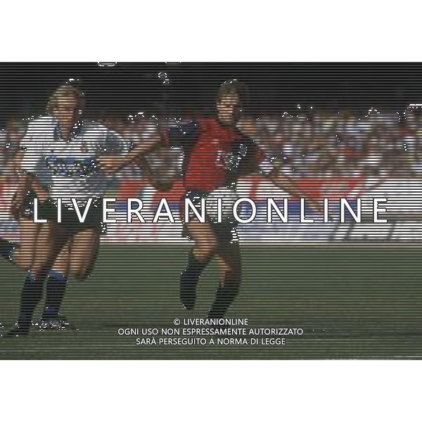 RETROSPETTIVA MAURO VALENTINI CALCIATORE NELLA FOTO MAURO VALENTINI CON LAMAGLIA DEL CAGLIARI AG ALDO LIVERANI SAS