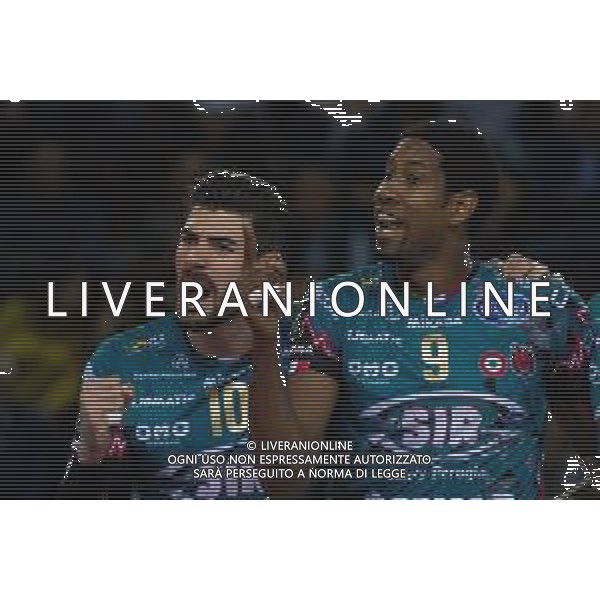 Volley Supercoppa Maschile Civitanova Marche, Italia 02/11/2019 Finale - Sir Safety Perugia vs Modena Volley Nella foto: filippo lanza (n.10 schiacciatore sir safety conad perugia) wilfredo leon venero (n.9 schiacciatore sir safety conad perugia) esultano per la vittoria del primo set FOTO ALESSIO MARINI-AG ALDO LIVERANI SAS